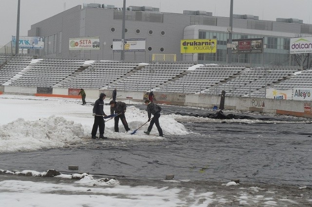 Odśnieżanie stadionu żużlowego Włókniarza Częstochowa