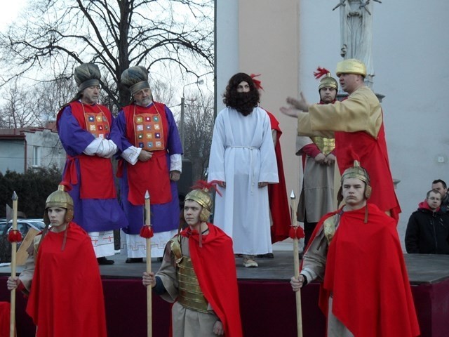 Ulicami Strumienia na Śląsku Cieszyńskim przeszła plenerowa Droga Krzyżowa [ZDJĘCIA]