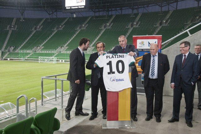 Październik 2011. Choć podczas wizyty delegacji UEFA stadion wyglądał już pięknie, ciągle trwały prace instalacyjne. Pół roku później Euro zawisło na włosku