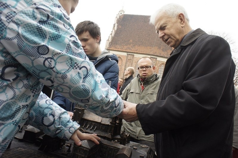 Poznań: Przed katedrą odsłonięto makietę Ostrowa Tumskiego [ZDJĘCIA]