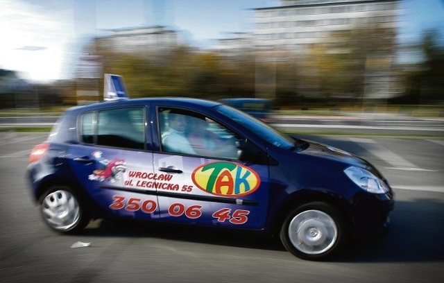 Na wrocławskich ulicach pojawi się 500 renault clio z literą "L" na dachu