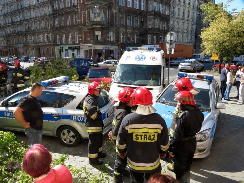 Wrocław: Wypadek na Traugutta. Karetka wjechała w policyjne radiowozy (ZDJĘCIA)