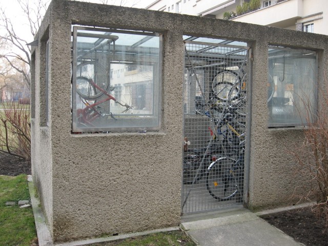 Wiedeń, osiedle Karl-Marx-Hof. Przechowalnie rowerów to lekkie budynki, kubaturą przypominające polskie śmietniki.
