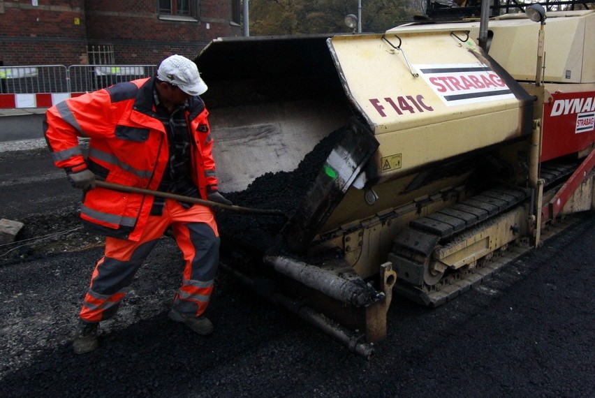 Wrocław: Drogowcy układają asfalt na Podwalu. Wkrótce zmiana organizacji ruchu (ZDJĘCIA)