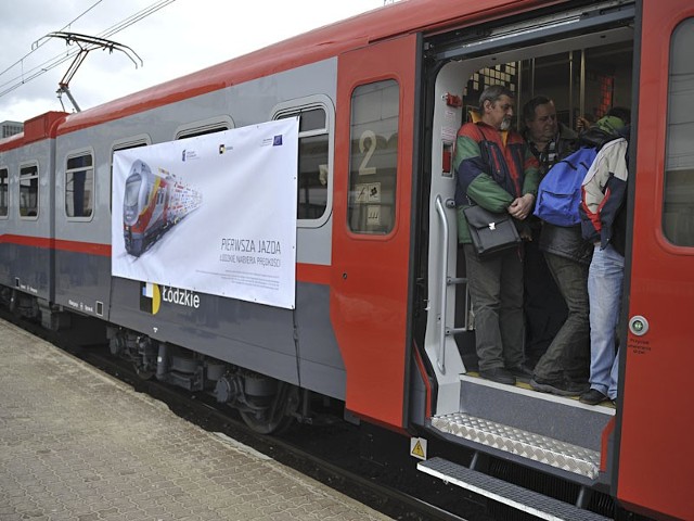 Zmodernizowany pociąg EN57 na trasie pomiędzy Łodzią a Sieradzem