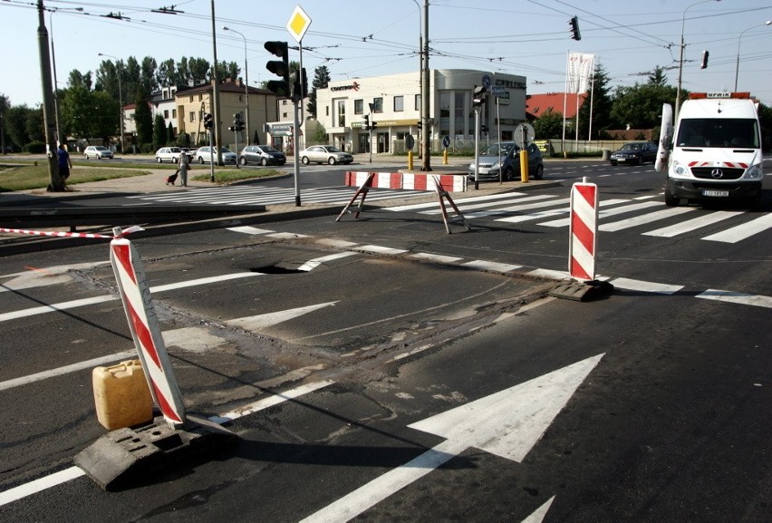 Zapadła się jezdnia na skrzyżowaniu al. Kraśnickiej z ul. Zana (ZDJĘCIA,OBJAZDY)