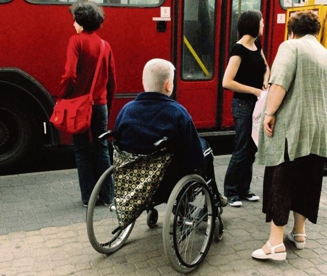 Osoba niepełnosprawna na wózku sama nie dostanie się do autobusu. Trzeba jej w tym pomóc.
