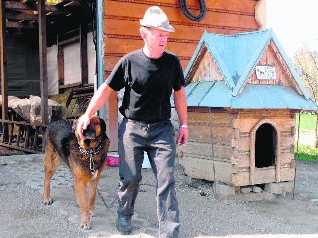 Jan Czernik z  Baciarem przed budą psa. Zwierzę nigdy wcześniej nie było agresywne
