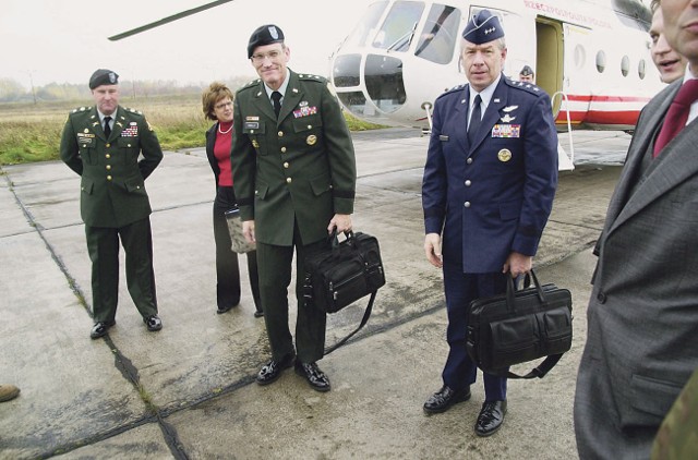 Generał Henry Obering (w granatowym mundurze) zwiedził dawne lotnisko w Redzikowie