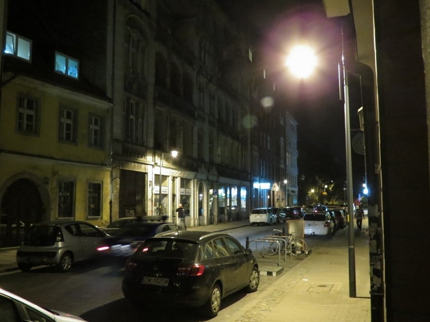 Wrocław: Stylizowane latarnie oświetlają ul. Św. Antoniego (ZDJĘCIA)