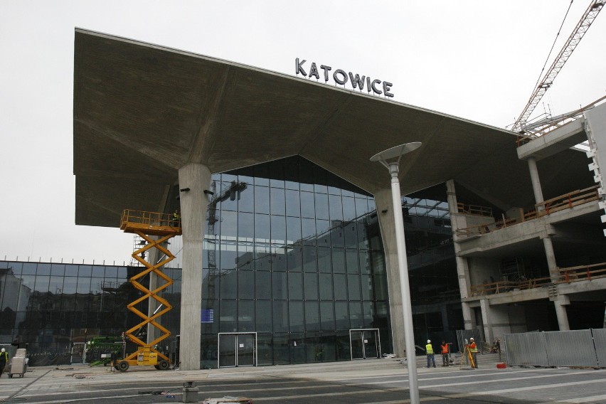 Dworzec w Katowicach ma 16 kielichów. To kopie poprzednich [PORÓWNAJ ZDJĘCIA]