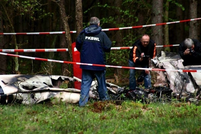 Od rana na miejscu katastrofy awionetki pracowała Państwowa...