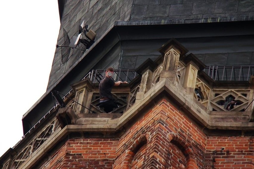 Wrocław: Niebezpieczne zabawy na wieży św. Elżbiety. Proboszcz: to karygodne!