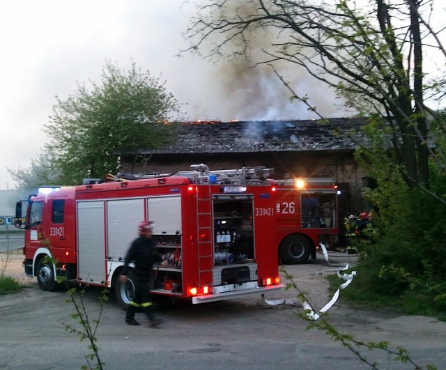 W czwartek wieczorem ogień pojawił siw w dawnej hucie Kara w Piotrkowie Trybunalskim.