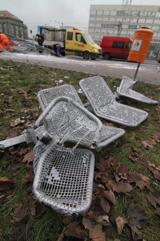 Wrocław: Autobus staranował przystanek na pl. Jana Pawła II. Jedna osoba nie żyje (ZDJĘCIA, FILM)