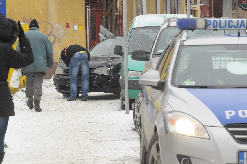 Uwaga, ślisko! Kolizja trzech aut na ul. Kunickiego