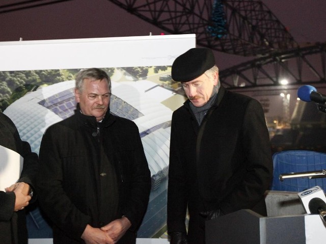 Jerzy Ciechanowski z prezydentem Grobelnym podczas oficjalnego spotkania na stadionie.