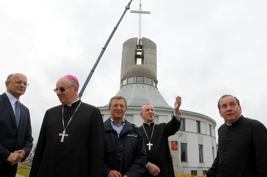 Wrotków: Na kościele Jana Pawła II zamontowali 14,5-metrowy krzyż (WIDEO, ZDJĘCIA)