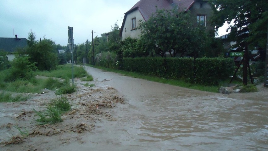 Ulewa w Bielsku-Białej. Rwące rzeki zamiast ulic [ZDJĘCIA]