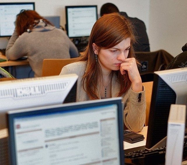 Na Politechnice Wrocławskiej studenci zdają egzaminy w specjalnie przygotowanej do tego sali komputerowej. Pytania wyświetlane są na monitorach