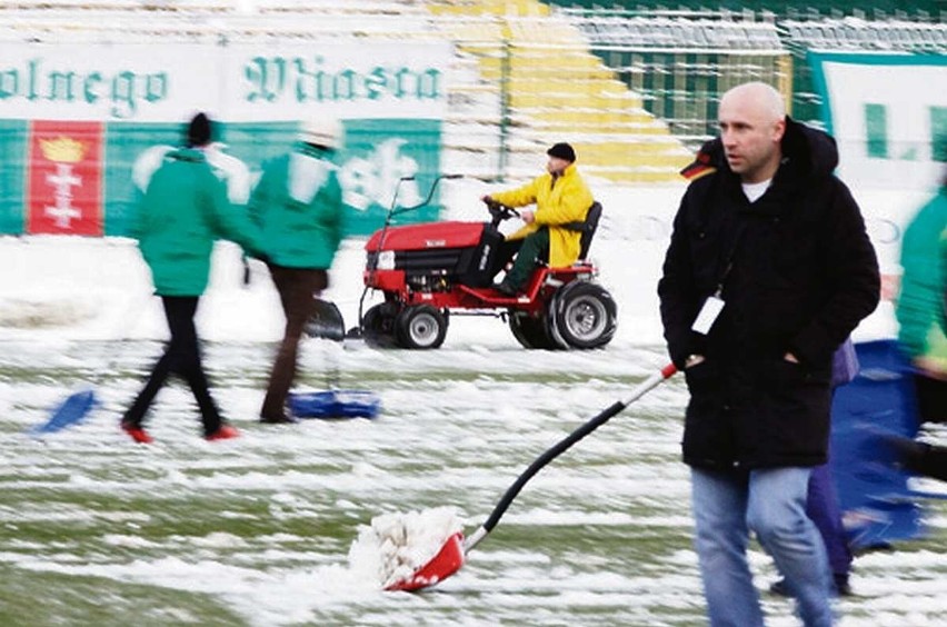 Niedziela, godz. 14.50. Trwa odśnieżanie murawy