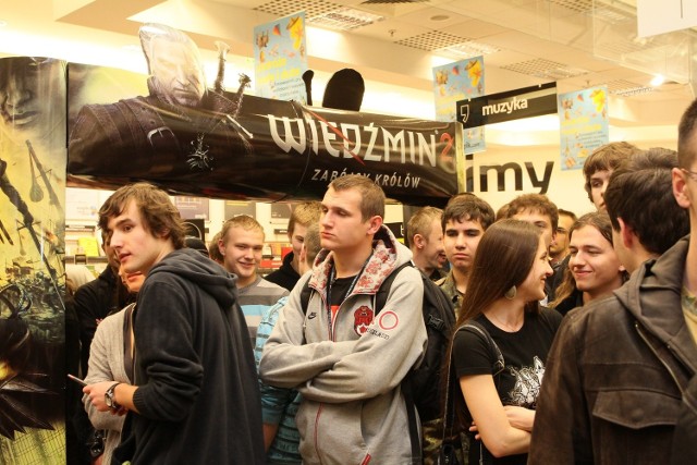 Fani Wiedźmina czekają w łódzkim Empiku na sprzedaż drugiej części gry.