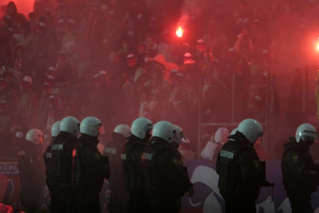 Kibole wrogich drużyn walczą na stadionach i w internecie