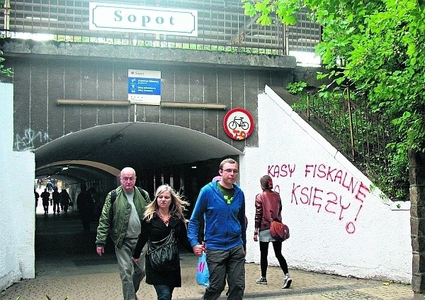 Wandale nie przeszli obojętnie obok odnowionego peronu