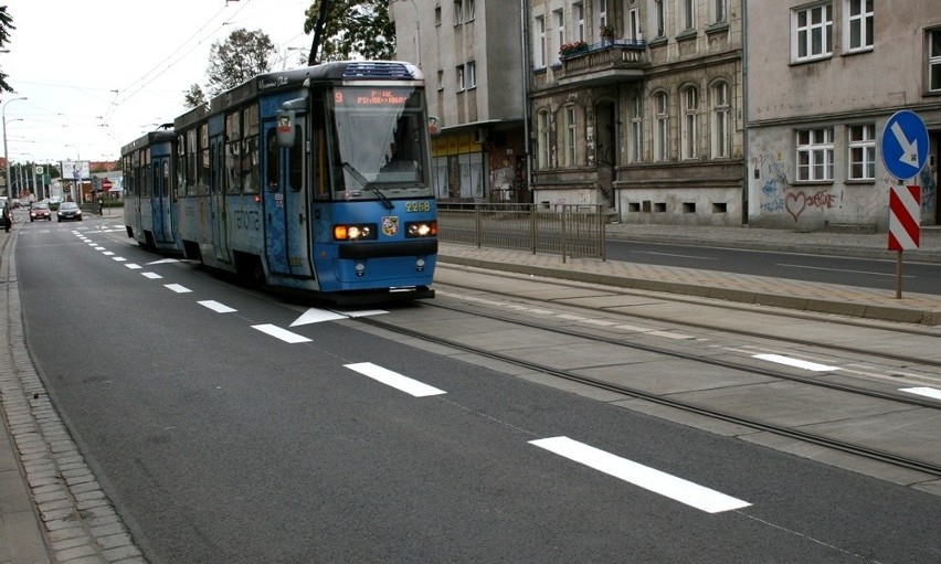 Wydzielili torowisko przy ul. Sienkiewicza. Czy słusznie? (ZDJĘCIA)