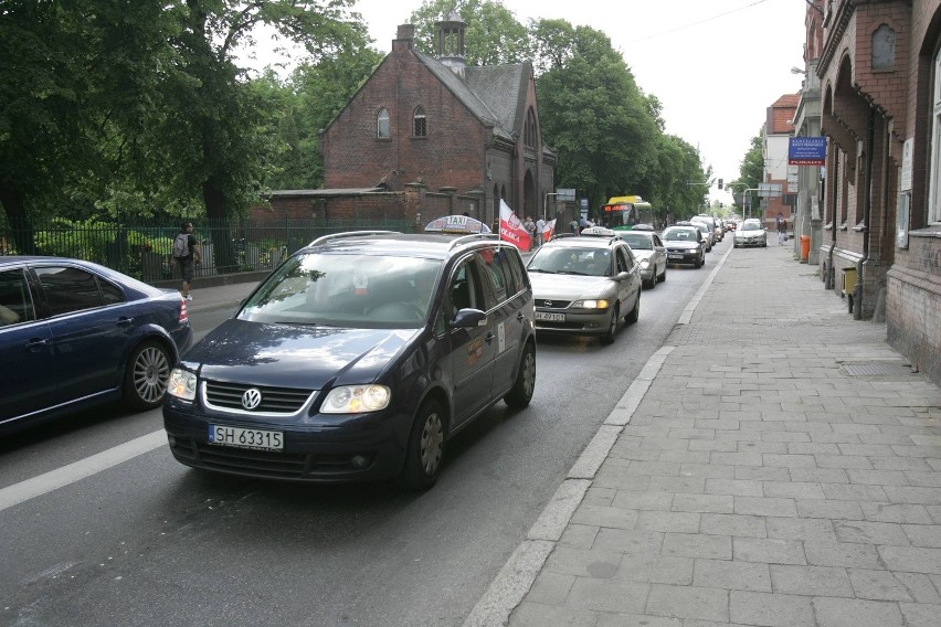 Protest taksówkarzy w Katowicach. Zablokowali centrum miasta [ZDJĘCIA, WIDEO]