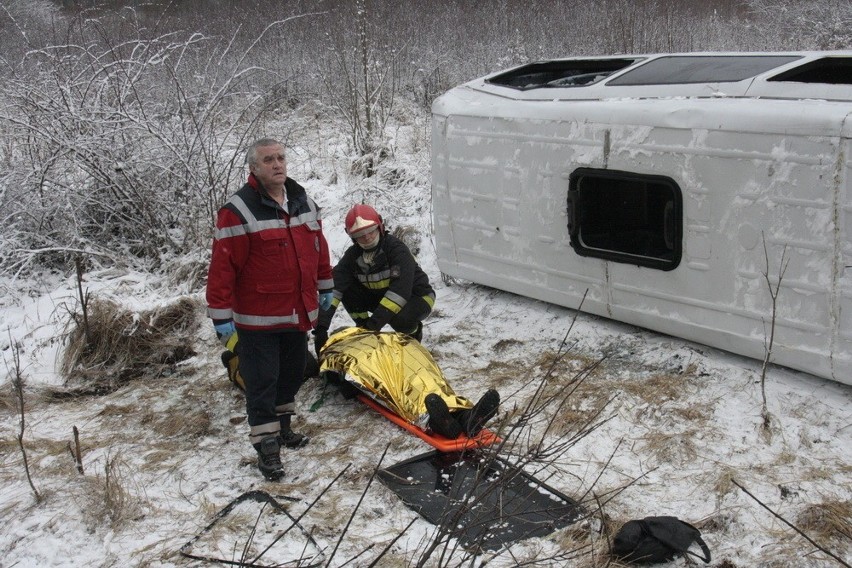 Bus koziołkował na drodze Lubin - Legnica. Osiem osób zostało rannych (FOTO)