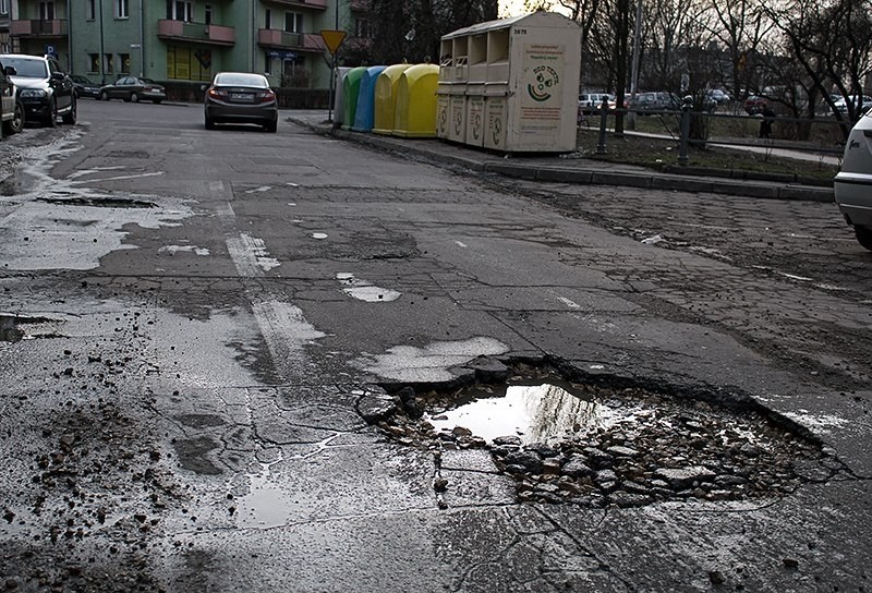 Kraków: z dziurawymi drogami walczą w internecie [ZDJĘCIA]