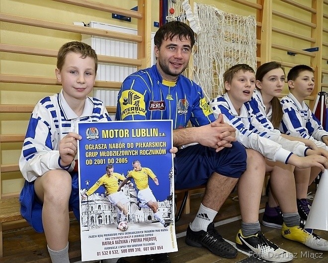 Piłkarze Motoru Lublin z wizytą w Szkole Podstawowej nr 10 (ZDJĘCIA)