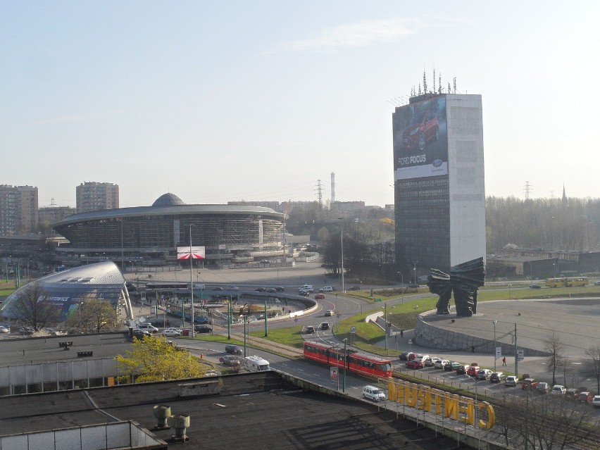 Rozkładają folię na Spodku w Katowicach