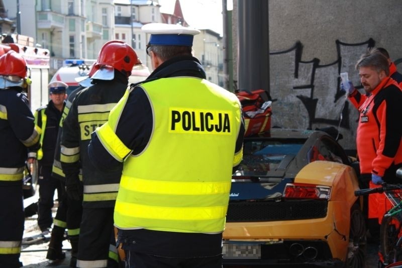 Wypadek w Sopocie. Lamborghini wbiło się w słup. Potrącony rowerzysta! [ZDJĘCIA/ FILM]