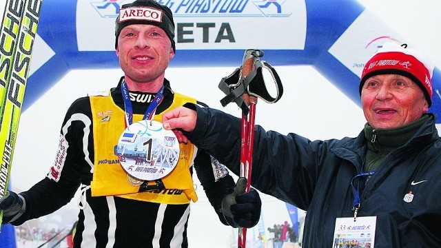 Marzec 2009. Julian Gozdowski wręcza nagrodę zwycięzcy biegu głównego. A był nim Czech Stanislav Rezac