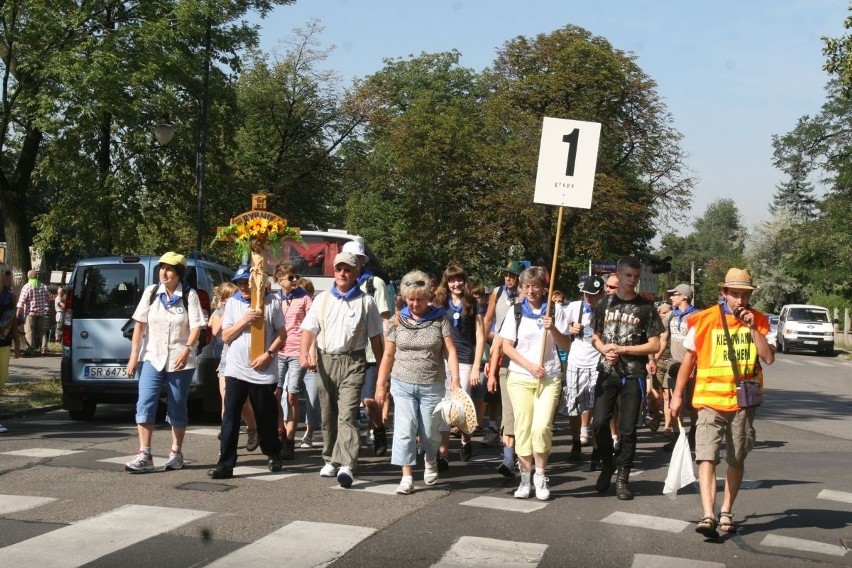 Cztery tysiące pielgrzymów z Rybnika jest już w drodze na Jasną Górę [ZDJĘCIA]