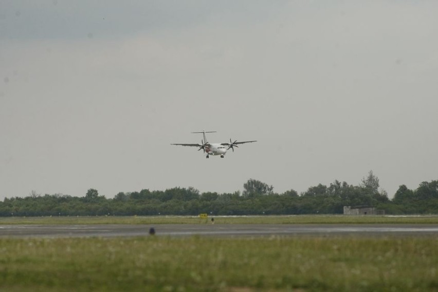 Wylądował pierwszy samolot ze Lwowa. Nie obyło się bez kłopotów (FILM)