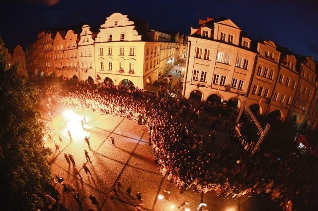 Ogień płonął już na rynku, gdy występowali tancerze