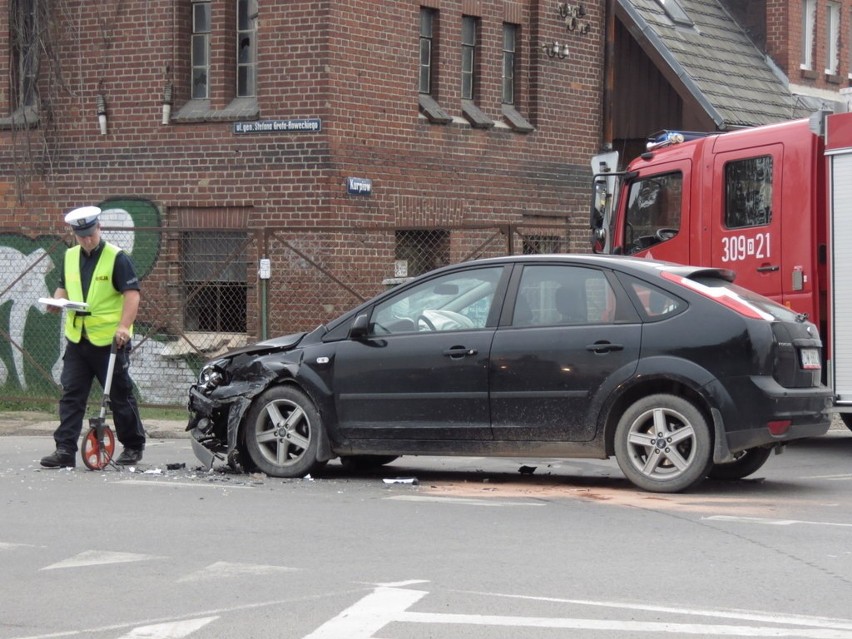 Wrocław: Wypadek na Grota-Roweckiego. Jedna osoba ranna (ZDJĘCIA)