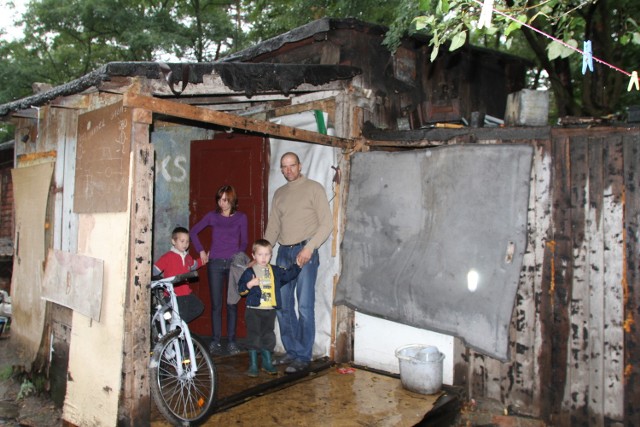 Z dwójką dzieci mieszkają na 16 metrach kwadratowych bez wody i toalety w domu.