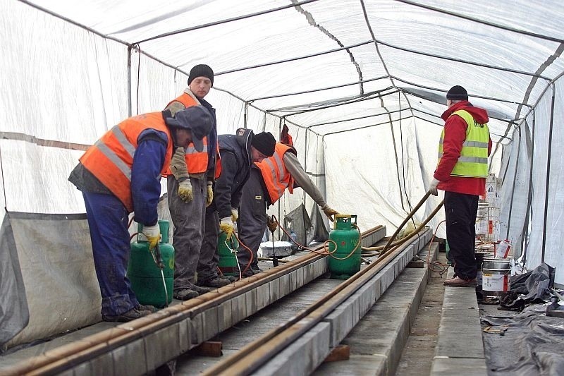 Wrocław: Drogowcy grzeją i remontują