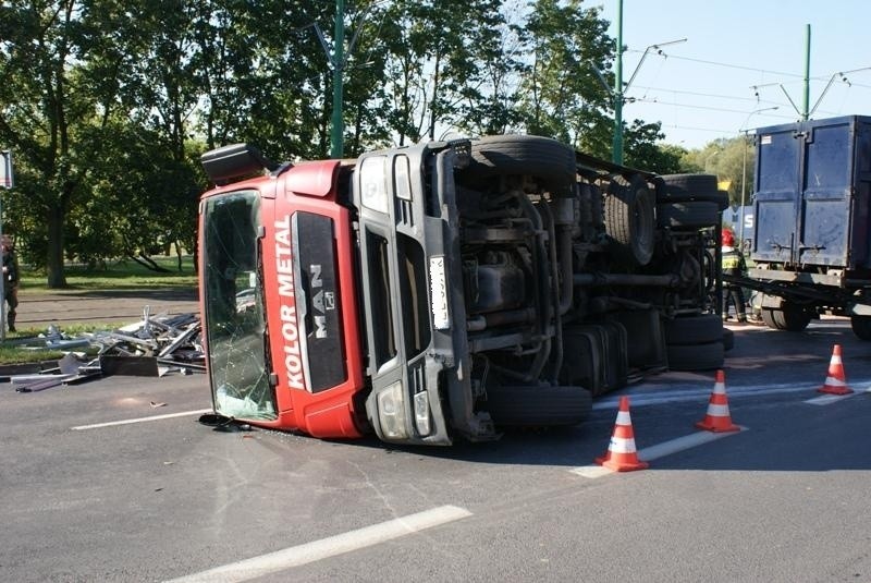 Ciężarówka przewożąca złom przewróciła się na Warszawskiej i...