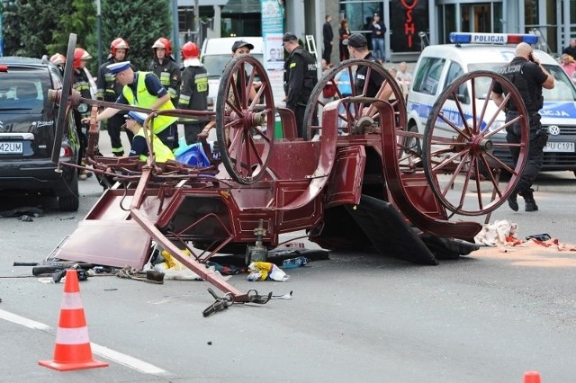 Kierowana przez 33-letnią kobietę dorożka wjechała na czerwonym świetle na skrzyżowanie wprost pod citroena