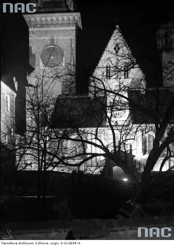 Kraków. Katedra na Wawelu. Widok zewnętrzny nocą....