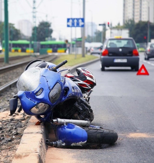 Motocyklista miał wypadek na rondzie Rataje.