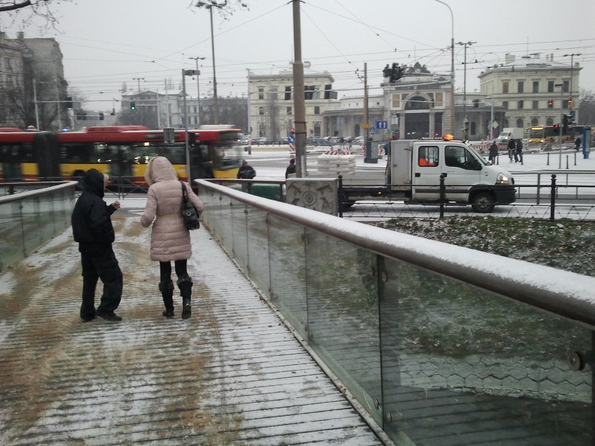 Zima we Wrocławiu: ciężkie pługi w Rynku. Wciąż będzie padać, czeka nas gołoledź (ZDJĘCIA)