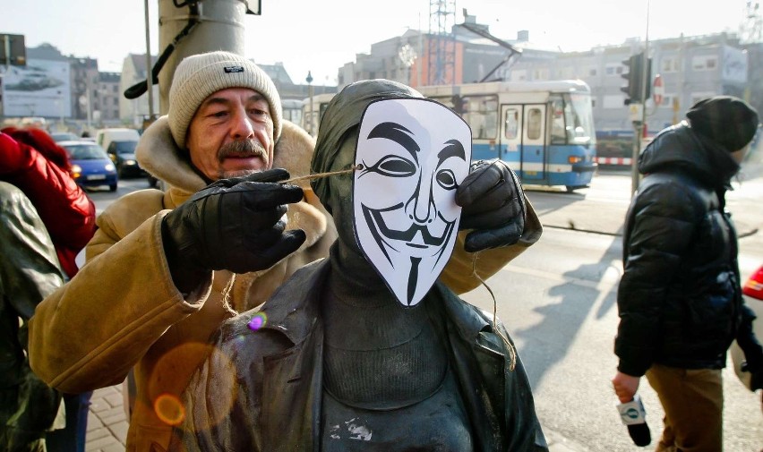 Wrocławski pomnik z maskami przeciw ACTA