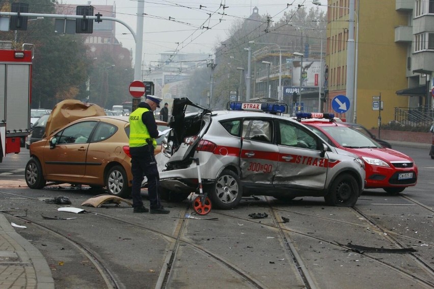Wrocław: Kobieta wjechała w samochód straży. Strażak jest ranny (ZDJĘCIA)
