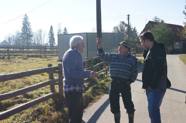 Stanisław Jarosz (w środku) opowiada nam o sforze dzikich psów, które porywają owce i atakują turystów